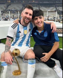 Cậu bé đặc biệt được Messi nhận làm con đỡ đầu: Lý lịch cực khủng, lớn lên phổng phao, được kỳ vọng tiếp nối sự nghiệp của 2 người cha vĩ đại - Ảnh 1.