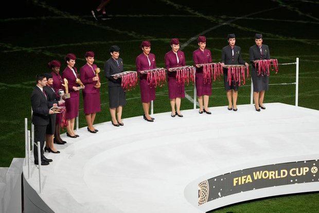 Nữ tiếp viên hàng không người Việt xuất hiện tại lễ trao giải World Cup tiết lộ: Mbappé khiêm tốn, Messi như toả hào quang - Ảnh 2.