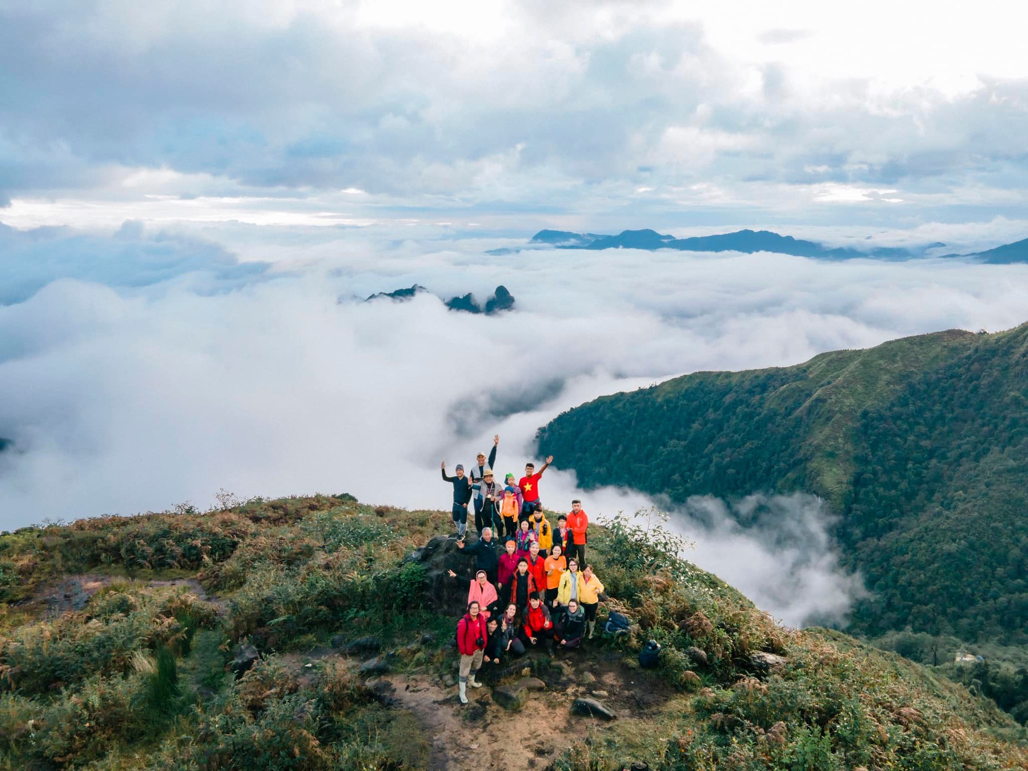 Kết thúc năm cũ, người người đổ xô đi trekking tại những cột mốc hùng vĩ từ miền Bắc đến miền Trung - Ảnh 18.