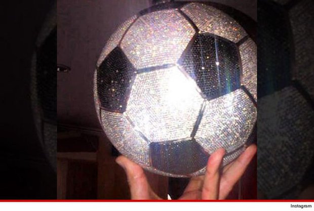  Quả bóng vàng 2022 Karim Benzema từng chi 6 tỷ đồng mua quả bóng đá nạm kim cương - Ảnh 2.