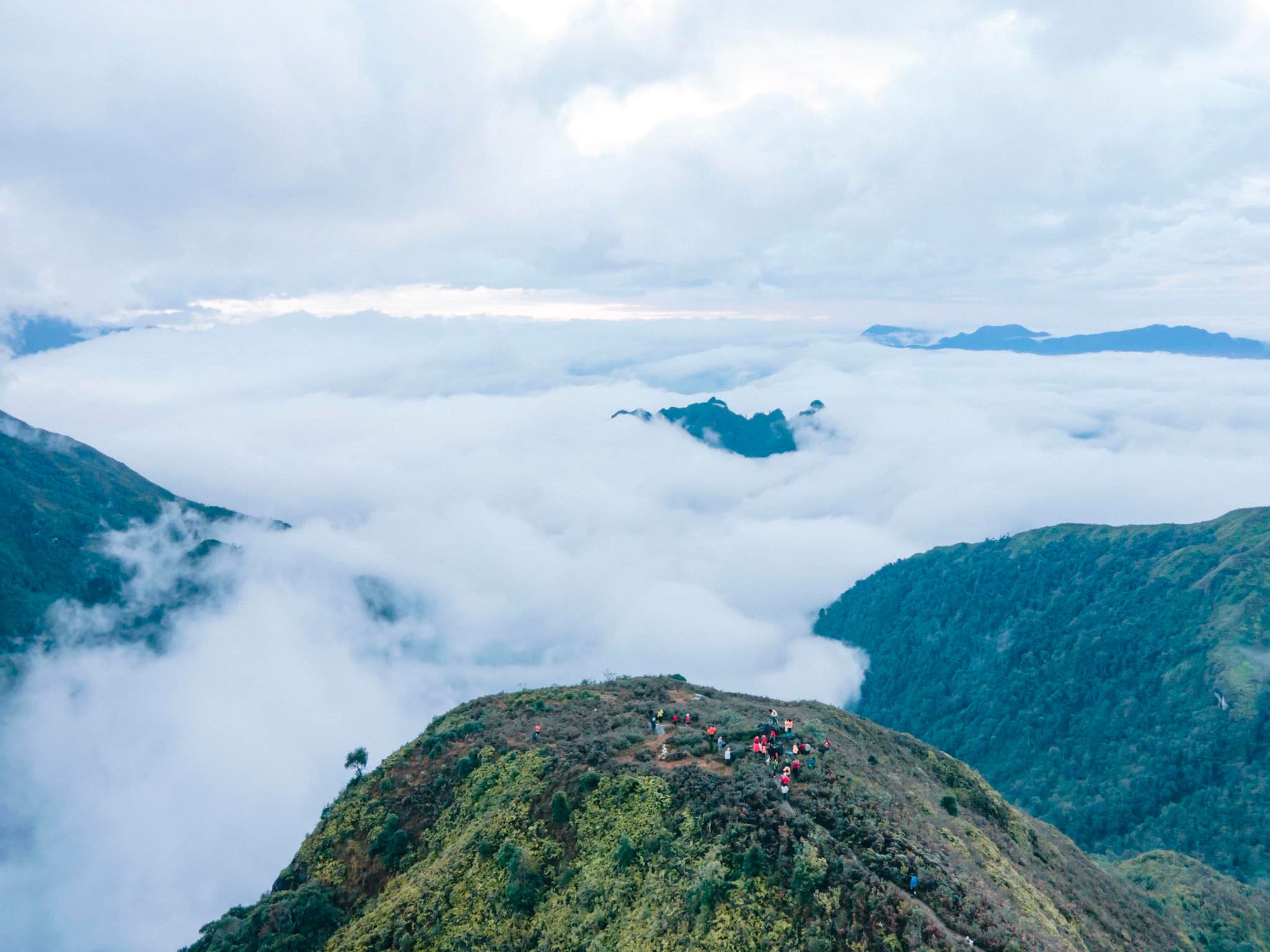 Kết thúc năm cũ, người người đổ xô đi trekking tại những cột mốc hùng vĩ từ miền Bắc đến miền Trung - Ảnh 17.