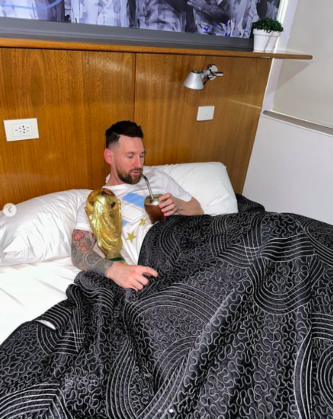 Messi khoe ảnh nằm ngủ với cúp vàng, hứa hẹn phá kỷ lục MXH mà ...