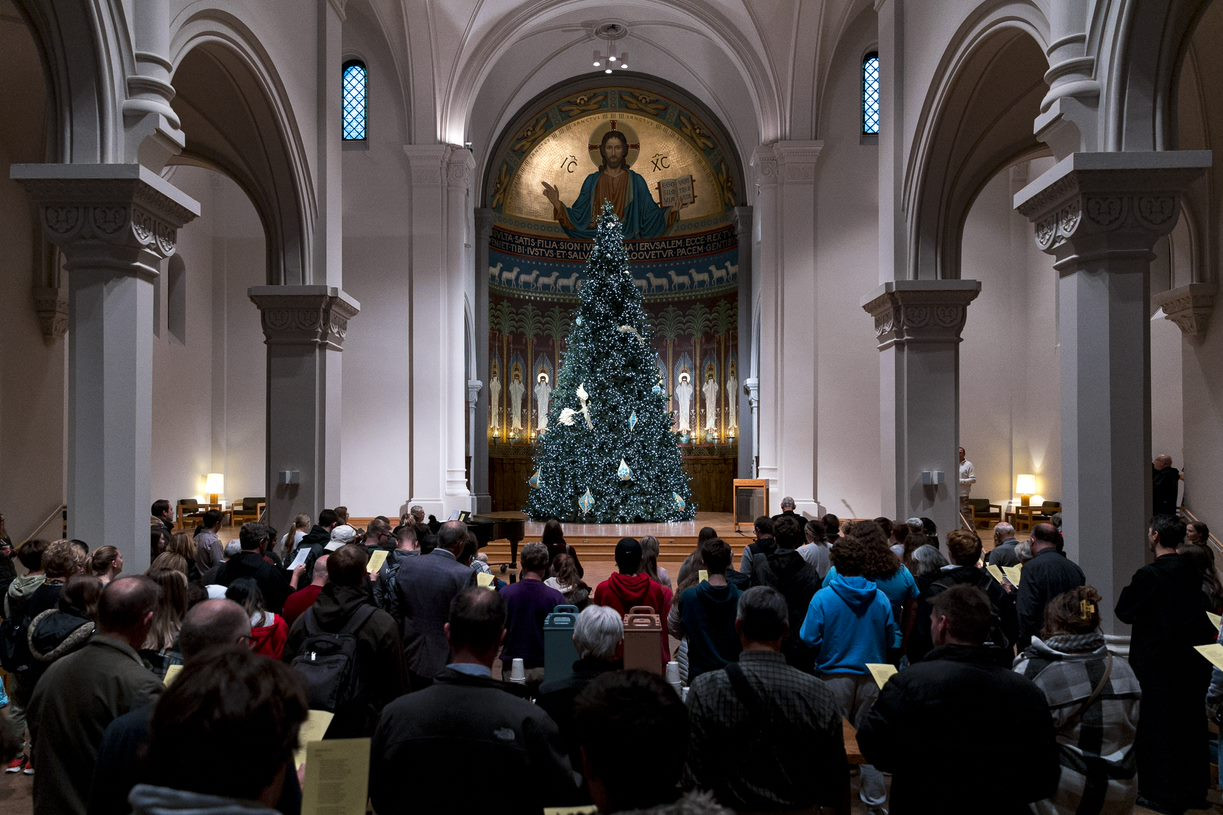 Choáng ngợp với những cây thông Noel tại các trường ĐH hàng đầu thế giới: Có nơi chịu chi trang trí cây cao hàng chục mét như toà tháp - Ảnh 12.