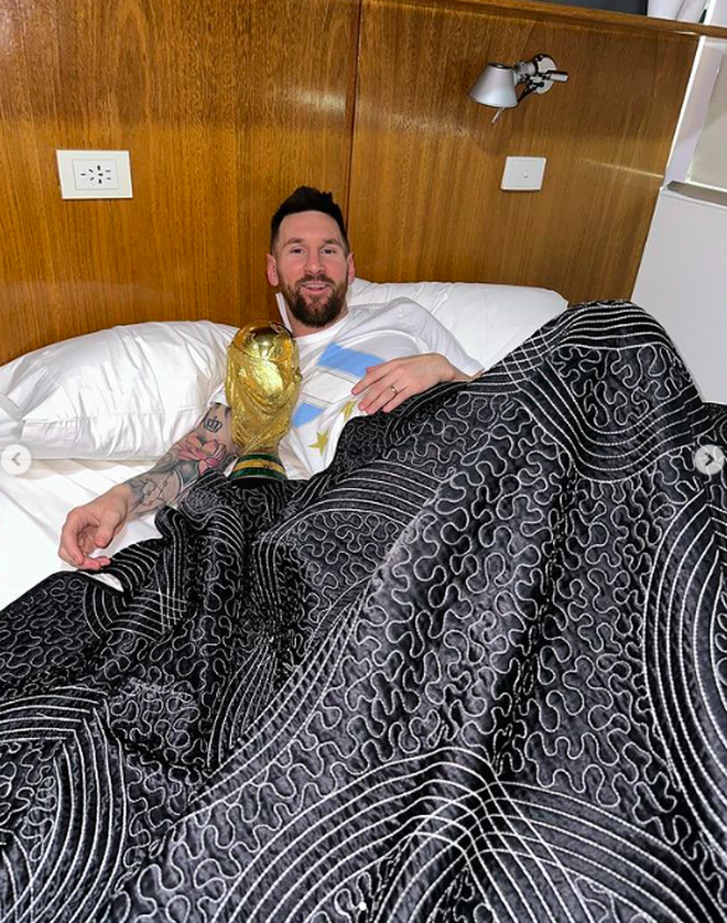 Đây là bức ảnh của Messi khi đang trên chuyến bay đến Argentina cùng chiếc cúp vàng thứ hai của anh từ World Cup