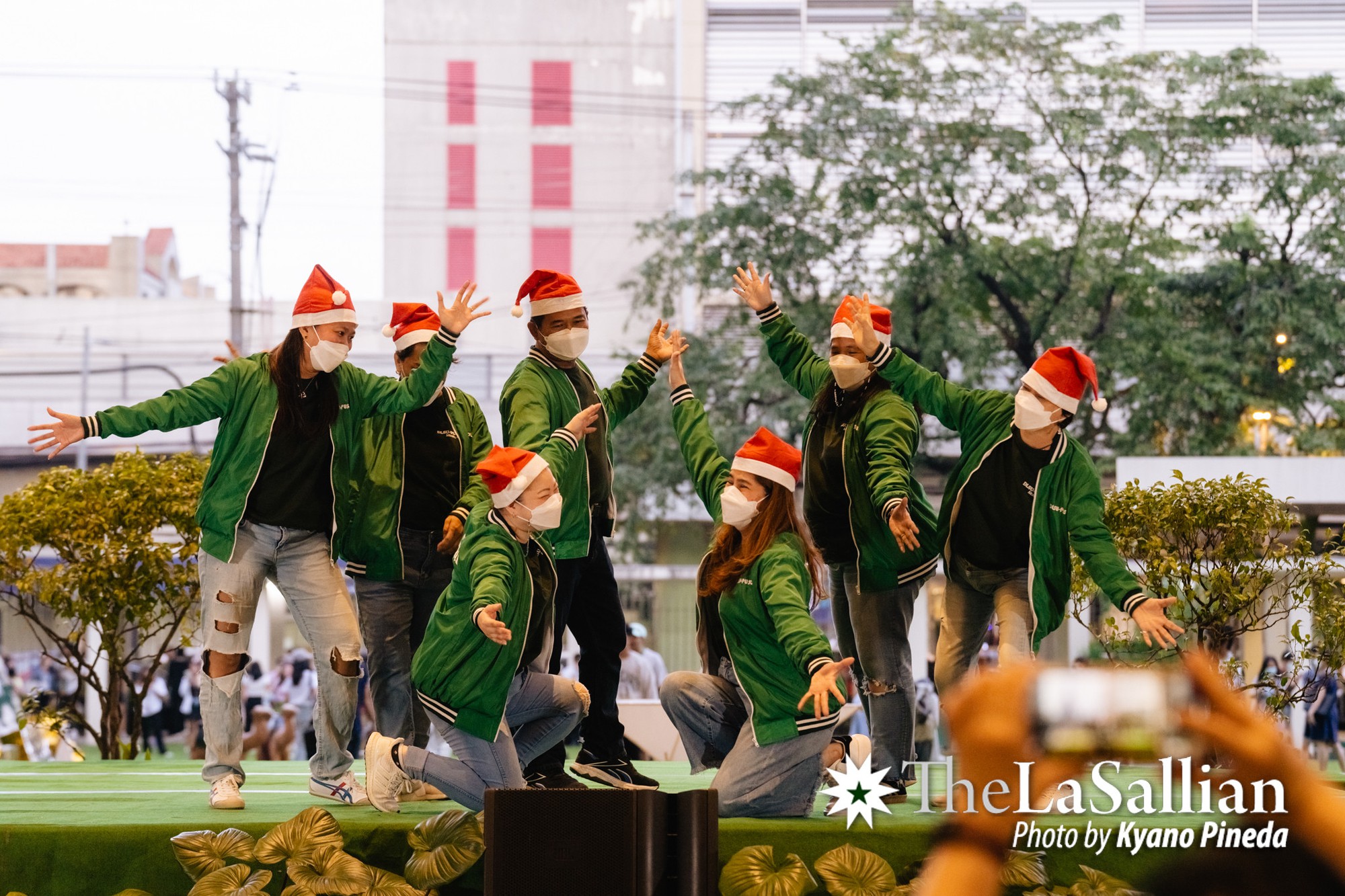 Choáng ngợp với những cây thông Noel tại các trường ĐH hàng đầu thế giới: Có nơi chịu chi trang trí cây cao hàng chục mét như toà tháp - Ảnh 9.