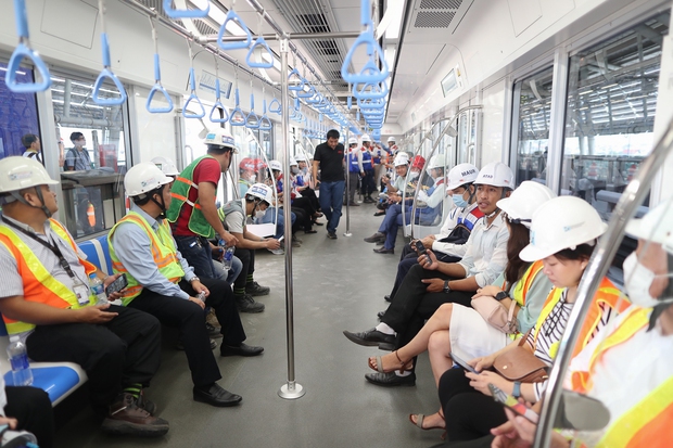  Clip, ảnh: Những hành khách đầu tiên được trải nghiệm trên tàu Metro số 1 TP.HCM - Ảnh 13.