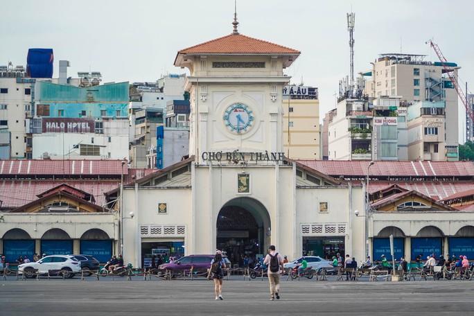 Nét quen thuộc trước chợ Bến Thành - Ảnh 3.