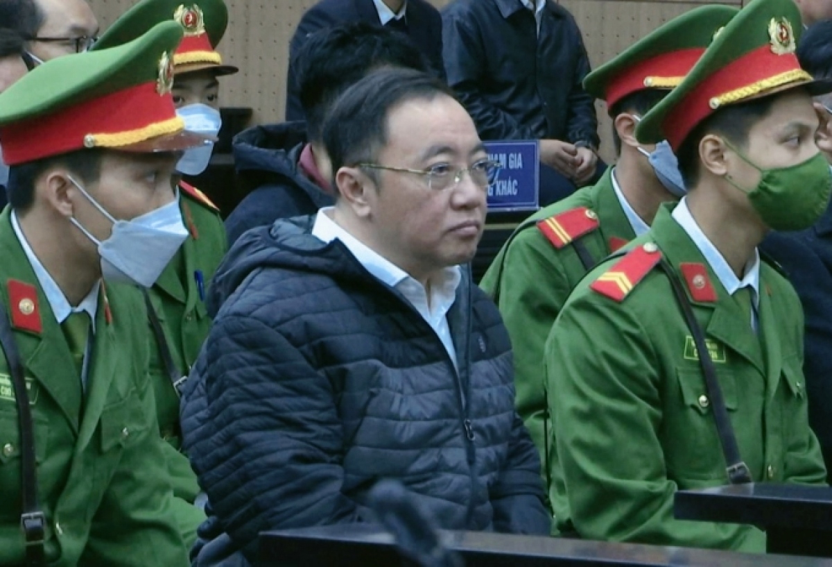 Xét xử vụ AIC: Cựu giám đốc khai nhận gần 15 tỷ đồng vì nghĩ là quà cảm ơn - Ảnh 1. Xét xử vụ AIC: Cựu giám đốc khai nhận gần 15 tỷ đồng vì nghĩ là quà cảm ơn - Ảnh 1.