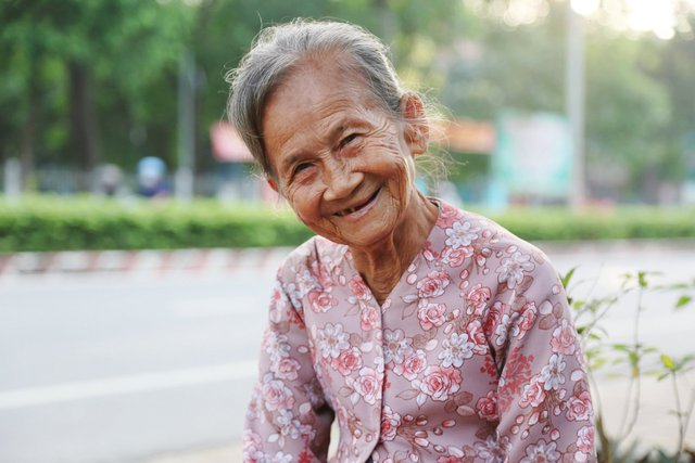 Gánh bánh mì độc lạ Bình Dương của bà cụ 86 tuổi: Ai không có tiền ngoại cho luôn để bà con ăn lót dạ - Ảnh 5.