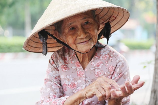 Gánh bánh mì ''độc lạ Bình Dương'' của bà cụ 86 tuổi: ''Ai không có tiền ngoại cho luôn để bà con ăn lót dạ"