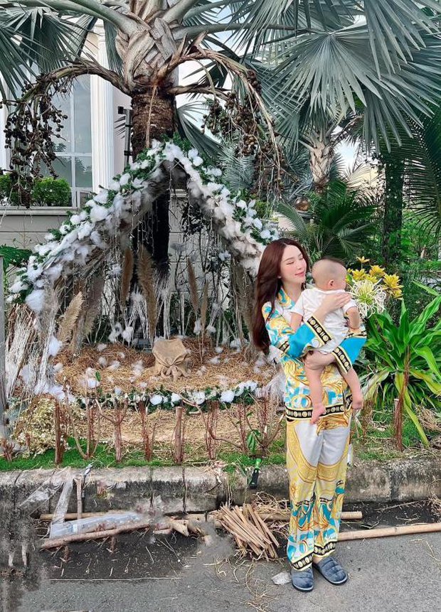 Sao Việt lên đèn đón Giáng sinh: Bảo Thy cực hoành tráng ở khu nhà giàu, nhà Cường Đô La lộng lẫy - Ảnh 1.