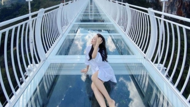 Báo Mỹ giới thiệu cây cầu đáy kính dài nhất thế giới ở Việt Nam - Ảnh 5.