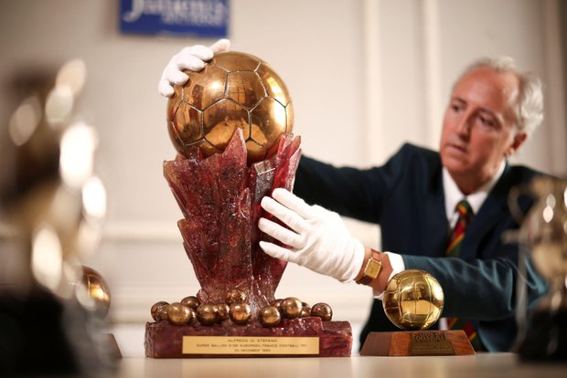  Cận cảnh Siêu quả bóng vàng, giải thưởng mà Messi được đề nghị trao - Ảnh 1.
