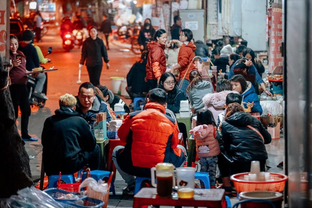 Gánh bún truyền đời cao điểm mùa đông bán 1000 bát và cái tên độc nhất vô nhị trong làng ăn đêm Hà Nội - Ảnh 19.