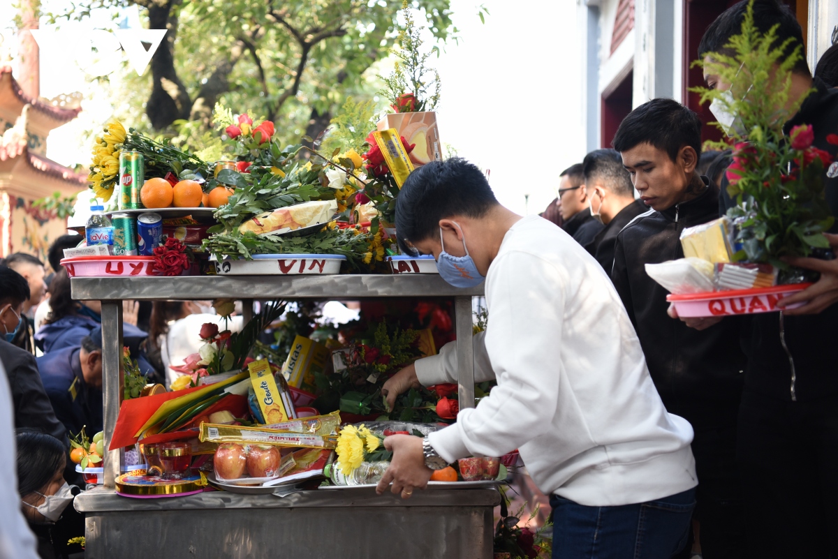 Người dân ùn ùn đổ về lễ phủ Tây Hồ ngày mùng 1 tháng Chạp - Ảnh 8.