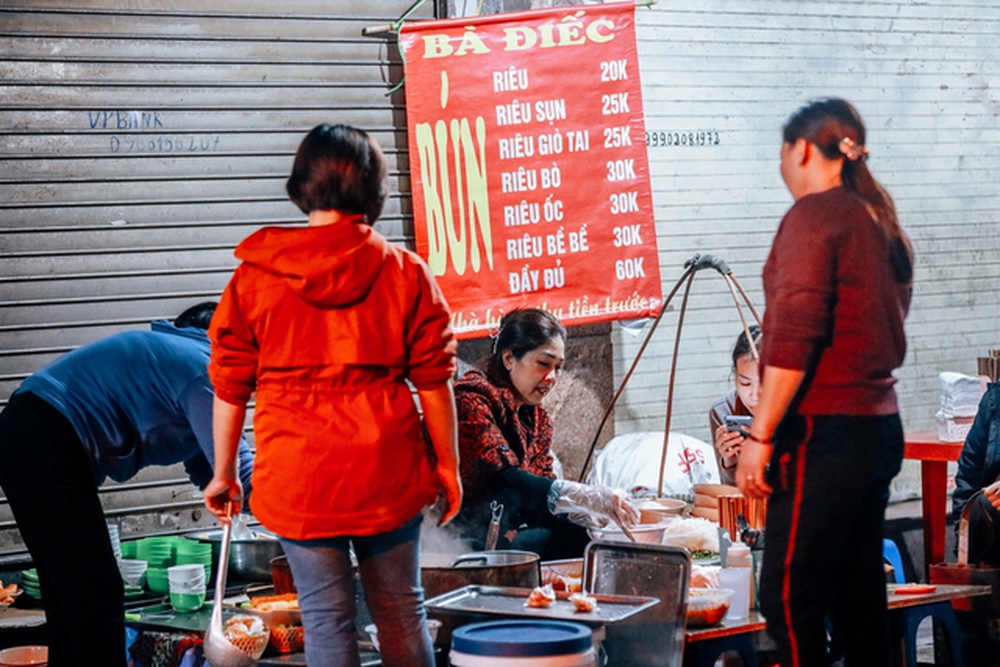 Gánh bún truyền đời cao điểm mùa đông bán 1000 bát và cái tên độc nhất vô nhị trong làng ăn đêm Hà Nội - Ảnh 8.