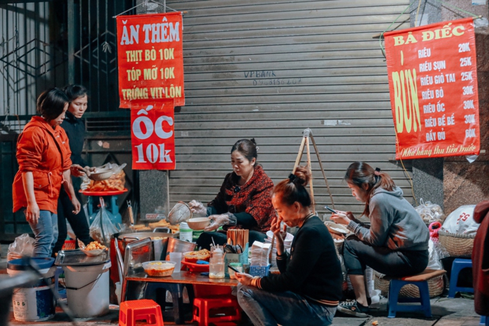 Gánh bún truyền đời cao điểm mùa đông bán 1000 bát và cái tên độc nhất vô nhị trong làng ăn đêm Hà Nội - Ảnh 3.