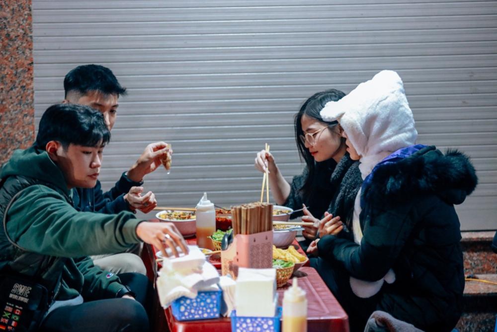 Gánh bún truyền đời cao điểm mùa đông bán 1000 bát và cái tên độc nhất vô nhị trong làng ăn đêm Hà Nội - Ảnh 2.