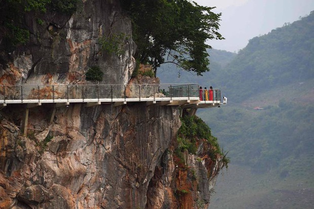 Báo Mỹ giới thiệu cây cầu đáy kính dài nhất thế giới ở Việt Nam - Ảnh 3.
