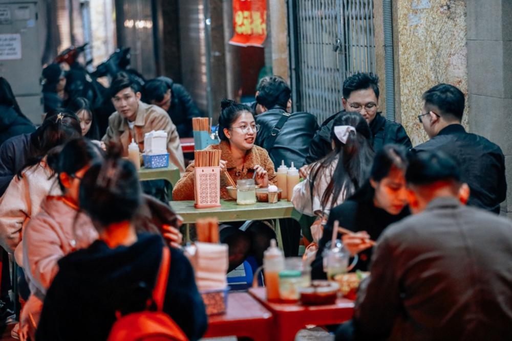 Gánh bún truyền đời cao điểm mùa đông bán 1000 bát và cái tên độc nhất vô nhị trong làng ăn đêm Hà Nội - Ảnh 17.