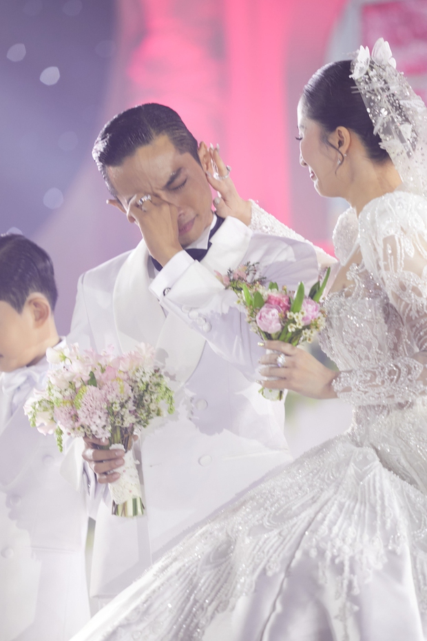 Phan Hiển khóc trong lễ cưới: Tôi từng rất sợ khi đến với Khánh Thi, sợ nhất mời đám cưới không ai đi - Ảnh 1.