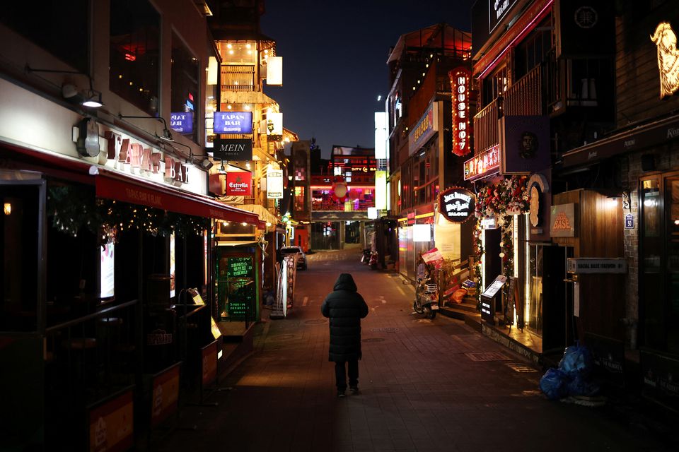Phố tây Itaewon được biết đến là một trong những con đường sôi động và đa dạng với những quán bar, cửa hàng thời trang, thức ăn độc đáo.. Hình ảnh phố này sẽ khiến bạn muốn đến và khám phá trải nghiệm tuyệt vời tại đây.