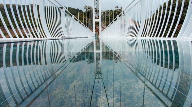 Báo Mỹ giới thiệu cây cầu đáy kính dài nhất thế giới ở Việt Nam - Ảnh 1.