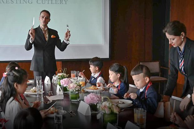 Lớp học quý tộc cho giới nhà giàu Trung Quốc: Chi hàng triệu USD chỉ để học thưởng trà, ăn bánh, hôn gió đúng cách - Ảnh 6.