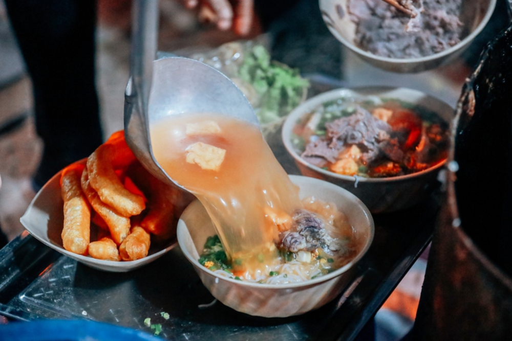 Gánh bún truyền đời cao điểm mùa đông bán 1000 bát và cái tên độc nhất vô nhị trong làng ăn đêm Hà Nội - Ảnh 14.