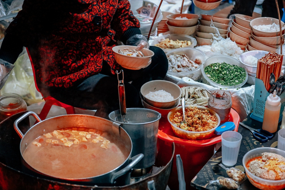 Gánh bún truyền đời cao điểm mùa đông bán 1000 bát và cái tên độc nhất vô nhị trong làng ăn đêm Hà Nội - Ảnh 13.