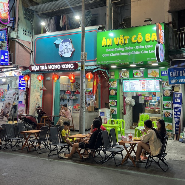 What's in the brand new food street in the center of Ho Chi Minh City that makes young people come and go?  - Picture 10.