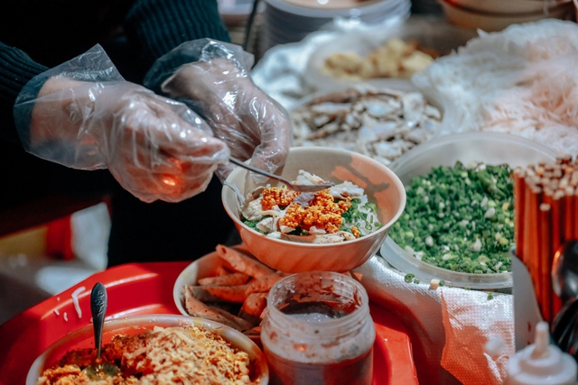 Gánh bún truyền đời cao điểm mùa đông bán 1000 bát và cái tên độc nhất vô nhị trong làng ăn đêm Hà Nội - Ảnh 12.