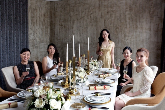 Lớp học quý tộc cho giới nhà giàu Trung Quốc: Chi hàng triệu USD chỉ để học thưởng trà, ăn bánh, hôn gió đúng cách - Ảnh 2.