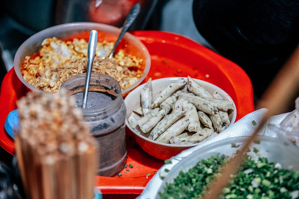 Gánh bún truyền đời cao điểm mùa đông bán 1000 bát và cái tên độc nhất vô nhị trong làng ăn đêm Hà Nội - Ảnh 11.