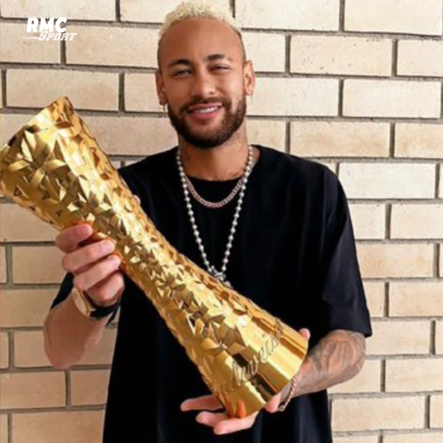 Neymar trao cúp vàng Vĩ đại nhất lịch sử cho Pele - Ảnh 1.