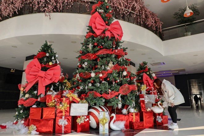 Không khí Noel tại các trường ĐH Việt Nam: Đâu cũng rực rỡ như trời Tây, có nơi còn “tậu” hẳn máy phun tuyết nhân tạo - Ảnh 2.