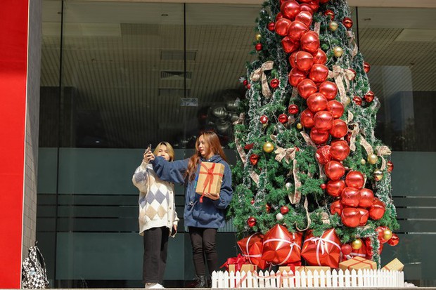 Không khí Noel tại các trường ĐH Việt Nam: Đâu cũng rực rỡ như trời Tây, có nơi còn “tậu” hẳn máy phun tuyết nhân tạo - Ảnh 20.