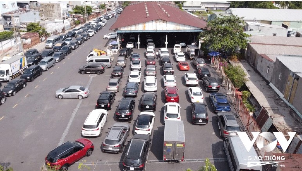 Tài xế mệt mỏi vì các trung tâm đăng kiểm quá tải - Ảnh 1.