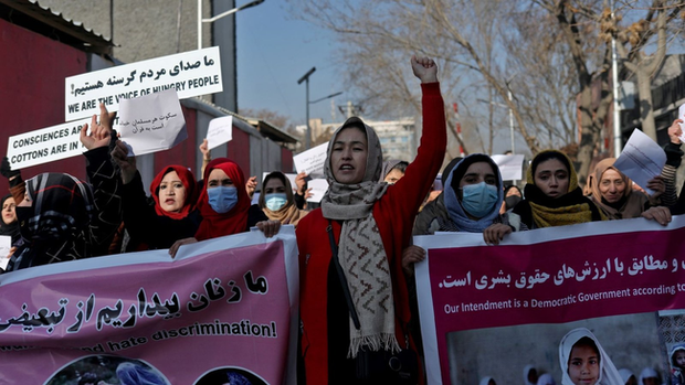 Lệnh cấm nữ giới học đại học ở Afghanistan: Có người mất 3 năm thuyết phục cha cho đi học nhưng giờ cánh cửa đóng sập trước mắt - Ảnh 4.
