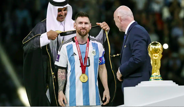 Áo choàng đen của Messi gây 'sốt' trên thế giới sau World Cup