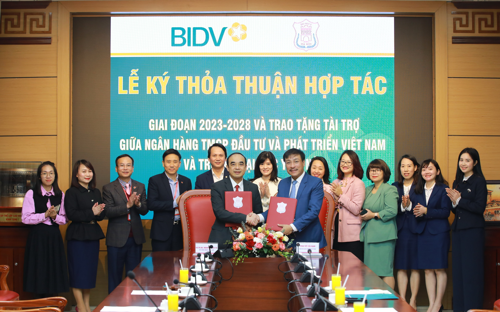 BIDV và Trường Đại học Y Hà Nội ký kết Thỏa thuận hợp tác giai đoạn 2023-2028 và trao tài trợ - Ảnh 1. BIDV và Trường Đại học Y Hà Nội ký kết Thỏa thuận hợp tác giai đoạn 2023-2028 và trao tài trợ - Ảnh 1.