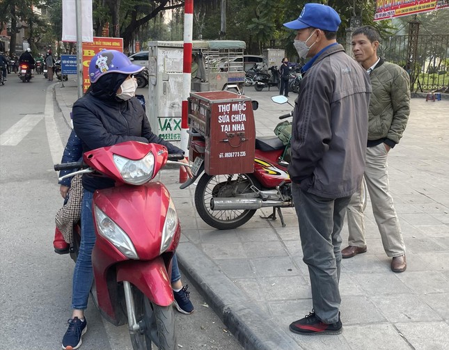 Cuối năm, nghề cầm cưa đứng đường vào mùa - Ảnh 1.