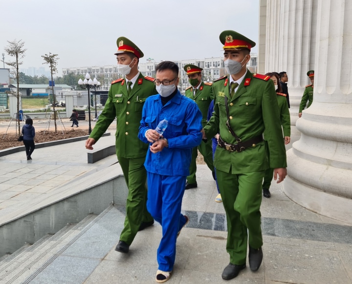 Tiếp tục hoãn phiên xử kỳ án siêu lừa chiếm đoạt 430 tỷ đồng của 3 ngân hàng - Ảnh 2. Tiếp tục hoãn phiên xử kỳ án siêu lừa chiếm đoạt 430 tỷ đồng của 3 ngân hàng - Ảnh 2.