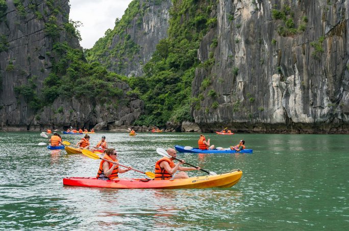 Dịch vụ vui chơi giải trí dưới nước tại vịnh Hạ Long, Cát Bà hoạt động chui? - Ảnh 2.