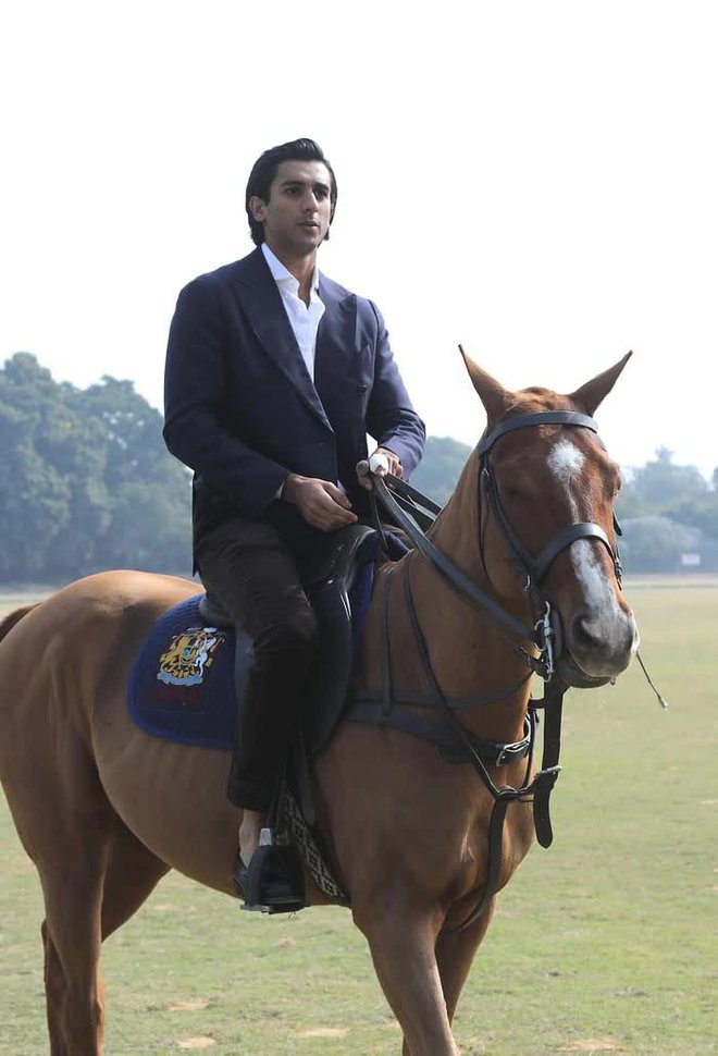  Rich kid Ấn Độ phải thừa kế ngai vàng và vài tỷ đô ở tuổi 20, từng làm người mẫu cho Dolce & Gabbana bây giờ ra sao?  - Ảnh 7.