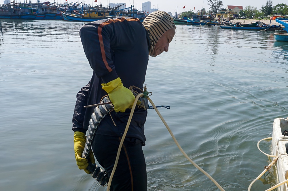  Ảnh: Những ngư dân cột hơn 10kg chì vào người, lặn xuống đáy sông Hàn mưu sinh ngày giá rét - Ảnh 4.