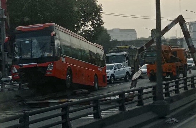 Xe giường nằm toác đầu, làm xiếc tại hầm chui ngã tư Vũng Tàu - Ảnh 3.