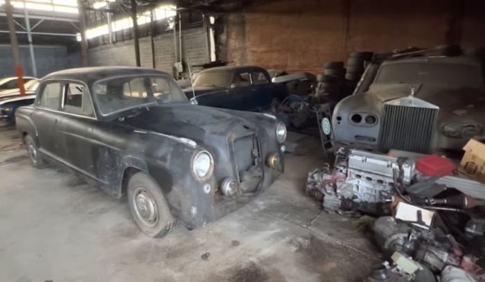 Phát hiện nhà kho bỏ hoang chứa siêu xe Rolls-Royces, BMW - Ảnh 3.