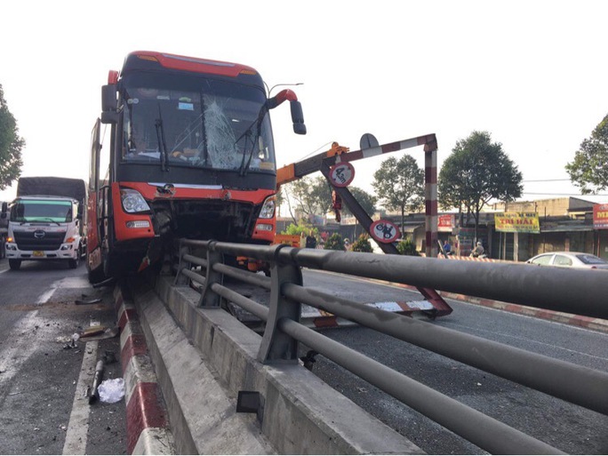 Xe giường nằm toác đầu, làm xiếc tại hầm chui ngã tư Vũng Tàu - Ảnh 1.