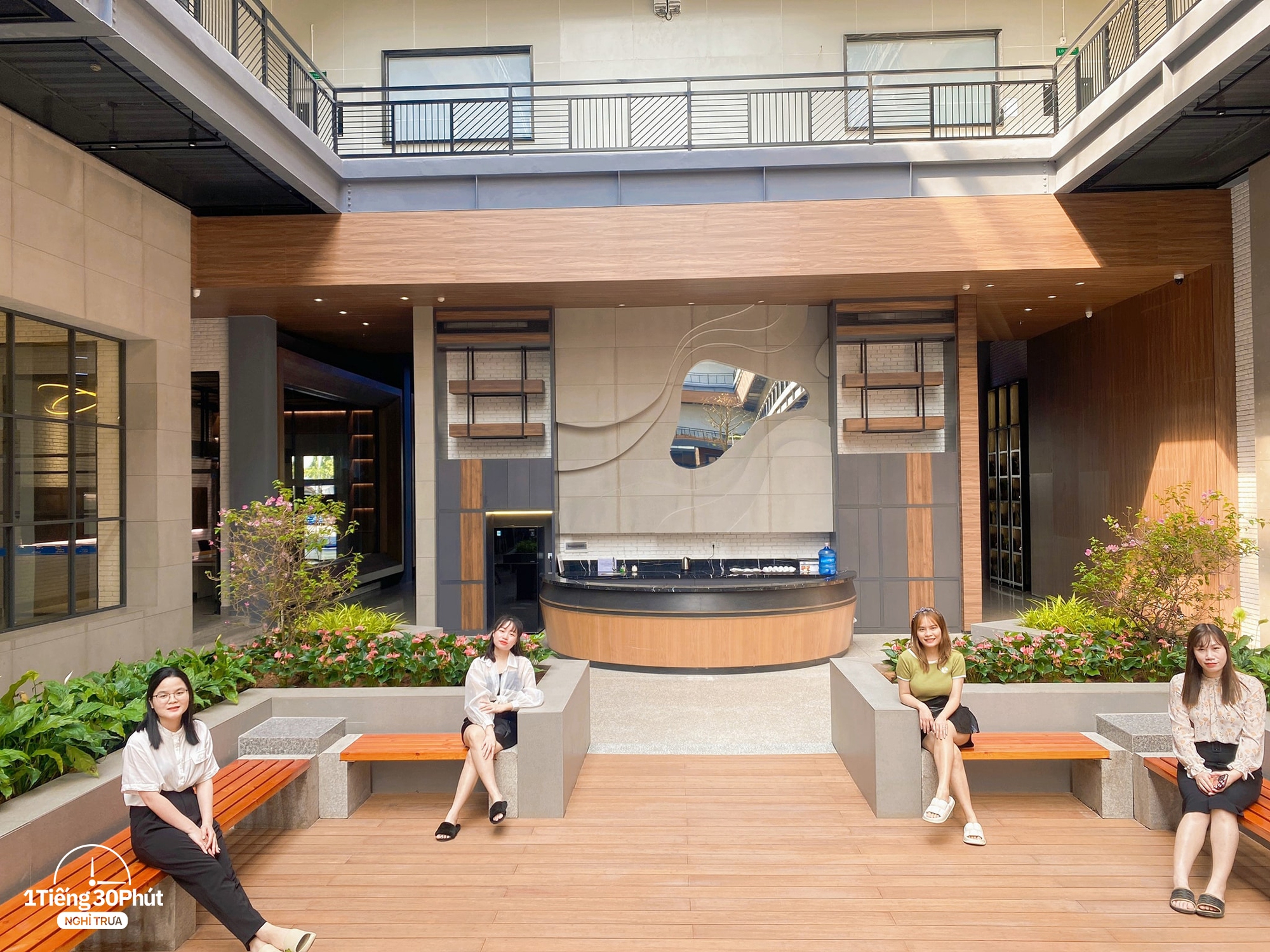 Công ty có khuôn viên như resort cao cấp với căng tin phục vụ ăn trưa miễn phí cho toàn bộ nhân viên - Ảnh 12.